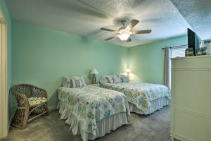 una camera da letto con due letti e un ventilatore a soffitto di Resort Retreat with Private Porch and Water Views a St Petersburg Altre 22 foto