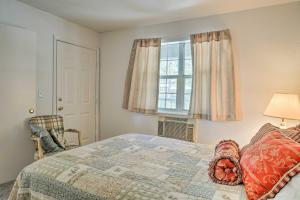 - une chambre avec un lit et une fenêtre dans l'établissement Cozy Branson Retreat - 13 Mi to Silver Dollar City, à Branson