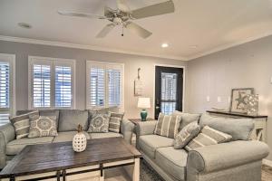 Imagen de la galería de Elegant FL Condo with Pool Walk to Madeira Beach!, en St Pete Beach