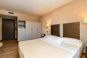 Postel nebo postele na pokoji v ubytování Hotel Tripoli