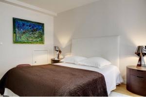 Llit o llits en una habitació de Appartement Champs-Elysées Montaigne - HALA PARIS