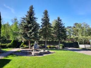 a statue sitting in the middle of a park at Cichy Kącik in Kąty Rybackie