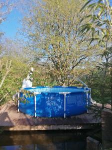 eine blaue Badewanne auf einer Holzterrasse in der Unterkunft Schwarzwald Appartement in Steinen