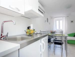 ครัวหรือมุมครัวของ Old Town centar, cozy and quiet modern apartment