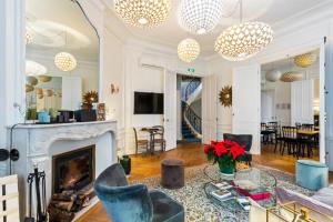 TV a/nebo společenská místnost v ubytování Sourire Boutique Hôtel Particulier + 37 fotografií