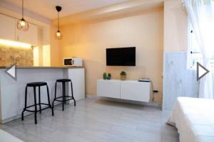 Televízia a/alebo spoločenská miestnosť v ubytovaní Apartamento LA DORADA