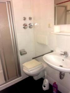Koupelna v ubytování Apartmenthaus Home24 + 20 fotografií