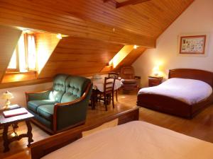 a bedroom with a bed and a bed and a couch at LA Bouigane in Saint-Lary