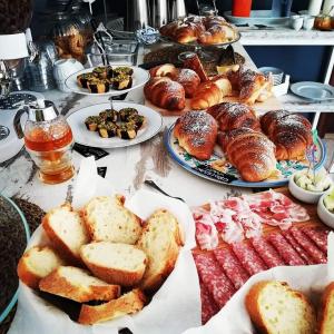 una tavola piena di diversi tipi di pane e prodotti da forno di B&B Salvatore Lido di Noto a Noto Marina