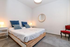 Postel nebo postele na pokoji v ubytování Hotel Tripoli