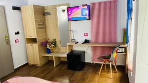 a room with a desk and a table and a chair at HOTEL MAREA NEAGRA Mamaia in Mamaia