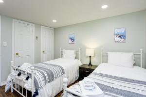 Ένα ή περισσότερα κρεβάτια σε δωμάτιο στο Wintergreen Retreat with Private Sauna & Patio 82291