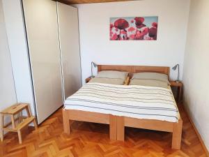 1 dormitorio con 1 cama en una habitación blanca en Apartmán Stožec, en Stožec