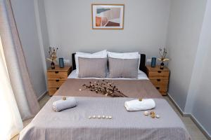 sypialnia z łóżkiem i dwoma ręcznikami na nim w obiekcie Anastasia s apartment w Korfu