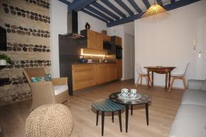 ein Wohnzimmer mit einem Sofa und einem Tisch in der Unterkunft Au colombage bleu 2 à 4 pers in Dieppe