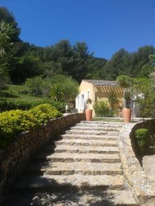 un chemin en pierre devant une maison dans l'établissement Mas Lei Bancau, au Beausset