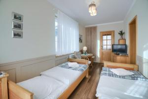 Habitación con 2 camas y TV. en Koral, en Mielno