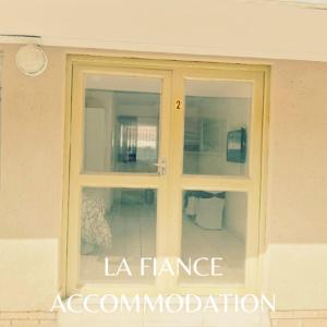 Una finestra con le parole "Associazione Francese" di La Fiance Village a Polokwane
