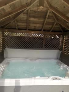 Pelan lantai bagi Glenfern Guest House and a separate Cottage with its own private hot tub
