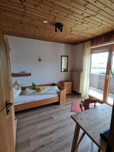 um quarto com uma cama e um tecto de madeira em Hotel Garni Austermayer em Traunreut