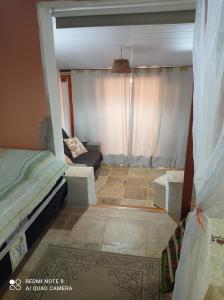 sypialnia z łóżkiem i kanapą w pokoju w obiekcie Pousada Yuste Beach Farm w mieście Paracuru
