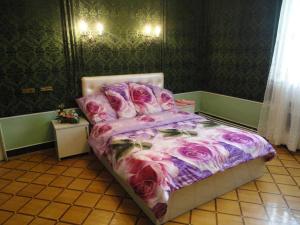 a bedroom with a bed with pink rosesemetery at Royal Boutique Hotel on Kievyan in Yerevan