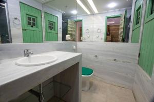 Bathroom sa Morada do Lago - My Home Temporada