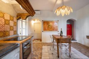 cocina con mesa y botella de vino en Isola del Pittore casa indipendente in Villa Storica, en Grassina