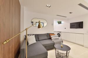 Svetainės erdvė apgyvendinimo įstaigoje Phaedrus Living City Center Luxury Flat Skoufa