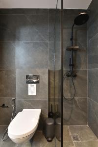 Koupelna v ubytování Phaedrus Living City Center Luxury Flat Skoufa