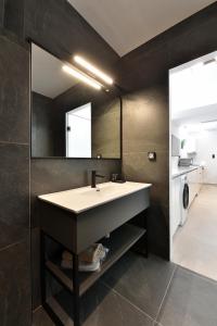 Vonios kambarys apgyvendinimo įstaigoje Phaedrus Living City Center Luxury Flat Skoufa