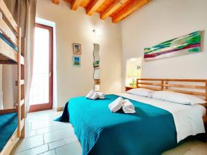 een slaapkamer met een bed met twee handdoeken erop bij C'era una Volta Apartments in Polignano a Mare
