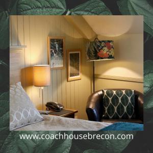 1 dormitorio con 1 cama, 1 silla y 1 lámpara en The Coach House, en Brecon