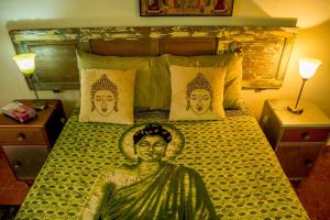 Postel nebo postele na pokoji v ubytování Budha by Majikal B&B