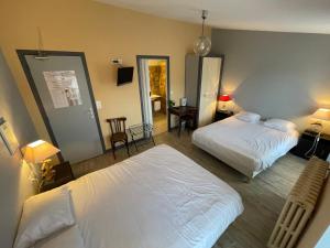 Voodi või voodid majutusasutuse Logis hôtel Le Terminus toas