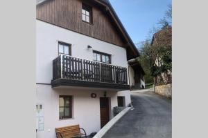 ein weißes Haus mit Balkon auf einer Straße in der Unterkunft My House in Bovec