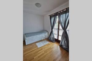 Zimmer mit einem Bett und einem Fenster in der Unterkunft My House in Bovec