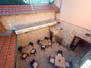 uitzicht op een restaurant met tafels en stoelen bij Hotel Porto Bello in Trebinje