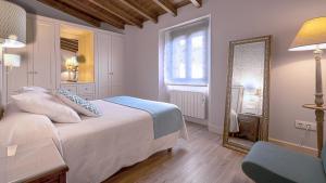 a bedroom with a bed and a mirror at Casa Portolago in Carballo