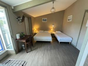 Postel nebo postele na pokoji v ubytování Logis hôtel Le Terminus