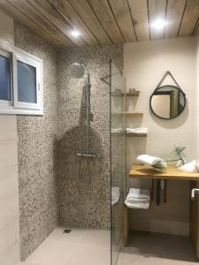 uma casa de banho com um chuveiro e uma porta de vidro em Club saft saly niakhal niakhal em Mbour
