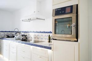 Kuchnia lub aneks kuchenny w obiekcie Huge Golf and Spa Mansion 8 min from Puerto Banus
