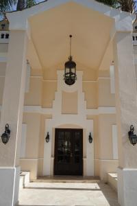 Fasada lub wejście do obiektu Huge Golf and Spa Mansion 8 min from Puerto Banus