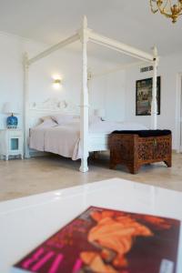 Łóżko lub łóżka w pokoju w obiekcie Huge Golf and Spa Mansion 8 min from Puerto Banus