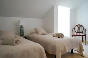 Łóżko lub łóżka w pokoju w obiekcie Huge Golf and Spa Mansion 8 min from Puerto Banus