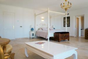 Łóżko lub łóżka w pokoju w obiekcie Huge Golf and Spa Mansion 8 min from Puerto Banus
