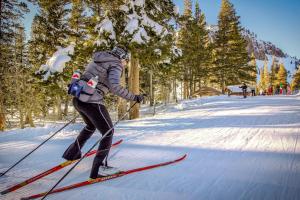 una persona è sugli sci nella neve di Summit 70 a Mammoth Lakes