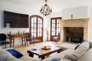 salon z kanapą i kominkiem w obiekcie Huge Golf and Spa Mansion 8 min from Puerto Banus w mieście Estepona