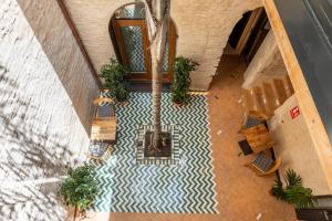 塞維利亞的住宿－Santa Clara Suites Sevilla，享有带桌椅的庭院的顶部景致。
