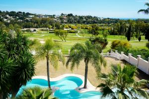 widok z powietrza na pole golfowe z palmami w obiekcie Huge Golf and Spa Mansion 8 min from Puerto Banus w mieście Estepona
